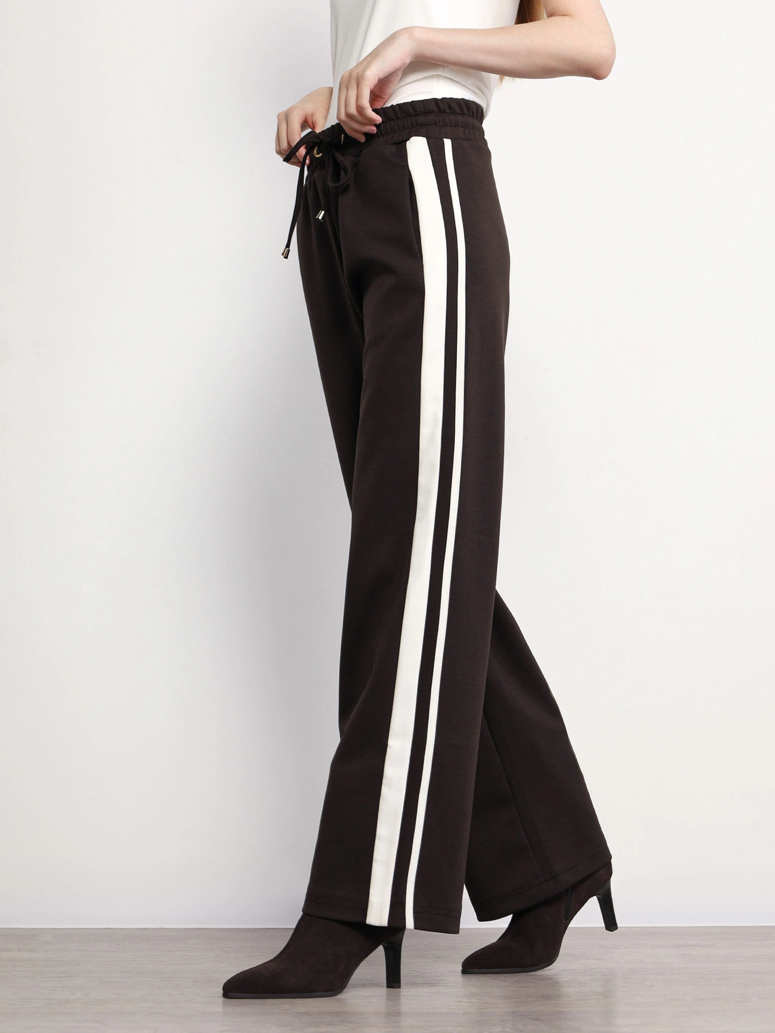 Брюки трикотажные с эластичным поясом и лампасами